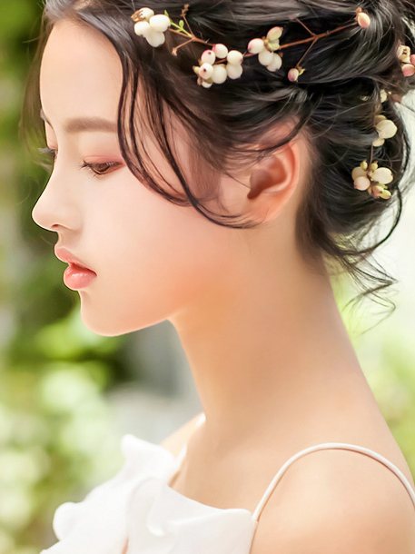 꽃 장식 올림머리 모델 옆모습(초록 배경)