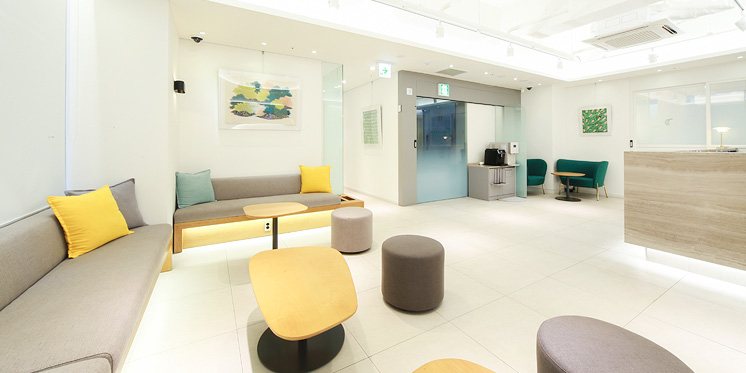 대기 공간 소파와 접수대