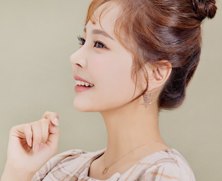 손을 턱 가까이 든 채 웃는 올림머리 모델 옆모습