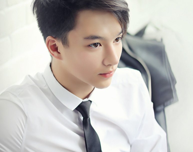 흰 셔츠·검은 넥타이 남성 모델