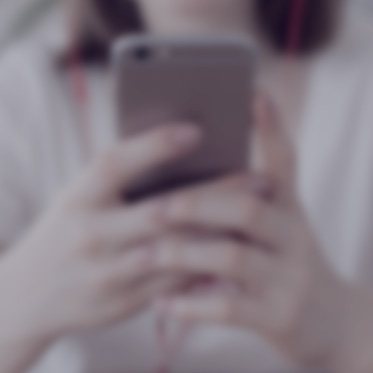 휴대폰을 든 손(흐림)