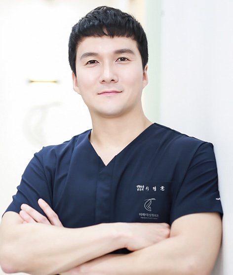 남색 수술복 차림으로 팔짱 낀 이정훈 대표원장