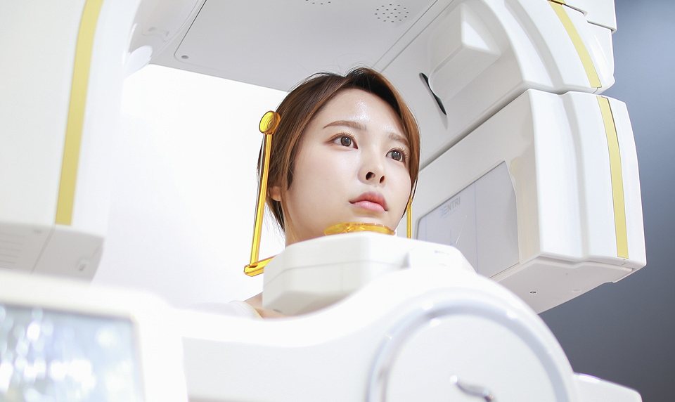 3D CT 장비에서 촬영 중인 여성